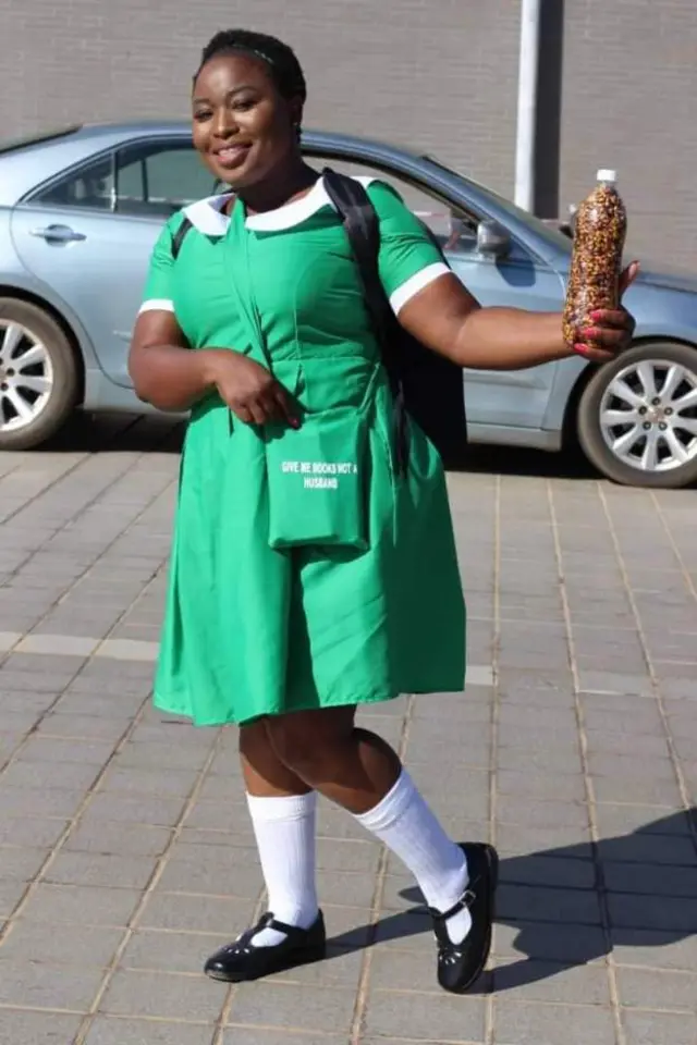 Umudepite ufite ibigori mu ntoki