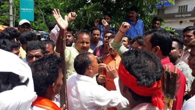 વિરોધ કરતા કાર્યકર્તાઓ