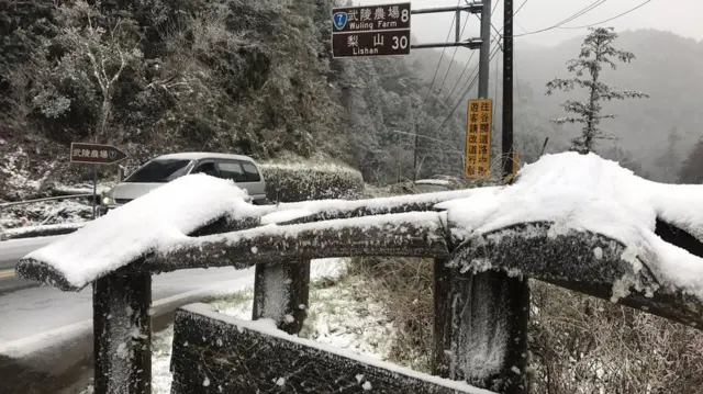 台湾宜兰大同乡思源垭口路段降下冰霰。