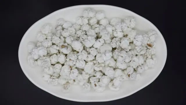 దీనిని ‘కాంగ్‌సటాంగ్’ అని పిలుస్తారు. ఇది పాప్‌కార్న్‌ను పోలి ఉంటుంది. వేయించిన సోయా బీన్స్‌తో దీనిని తయారు చేస్తారు. పైన పంచదార పూత ఉంటుంది.