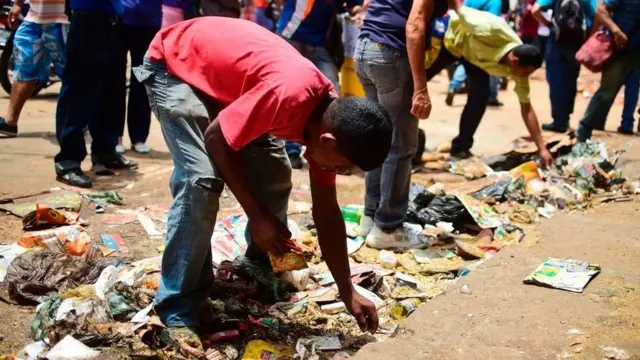 Niño buscando basura.