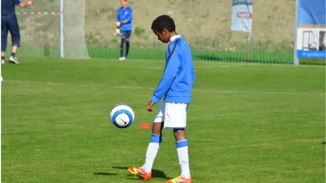 ማረን ኃይለሥላሴ ኳስ ሲያንጠባጥብ