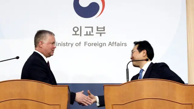 악수하는 스티븐 비건 미국 국무부 대북특별대표와 이도훈 외교부 한반도 평화교섭본부장