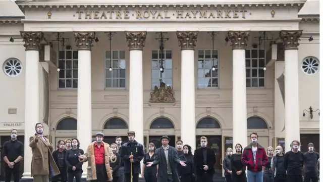 актеры мюзикла у здания театра Theatre Royal Haymarket