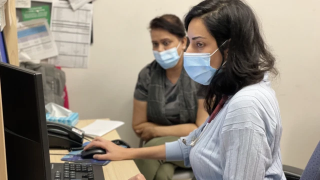 Doctora atiende a una refugiada en la clinica de PRAIDA en Montreal.