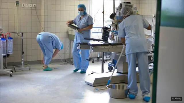 Antibiotiklərə tab gətirən bakteriyalarla mübarizə xəstəxanalarda əsas problemə çevrilməkdədir, bu məsələyə diqqət yetirilməsə, bir çox insanın ölümünə səbəb ola bilər