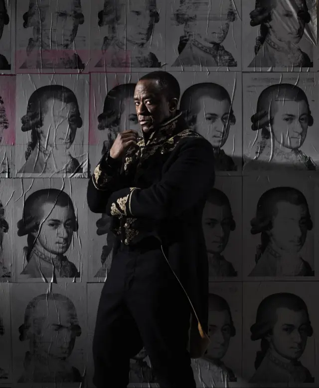 Hombre mirando a la cámara