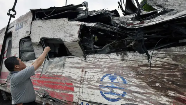 台灣宜蘭新馬車站出軌現場一名男子對普悠瑪號列車殘骸拍照（22/10/2018）