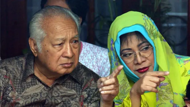 Suharto (L) talks to his daughter Siti Hardiyanti Rukmana 'Tutut',