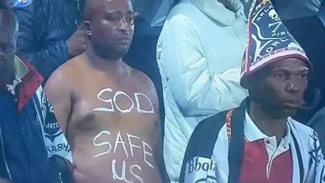 Ọkunrin kan yọ ikun silẹ