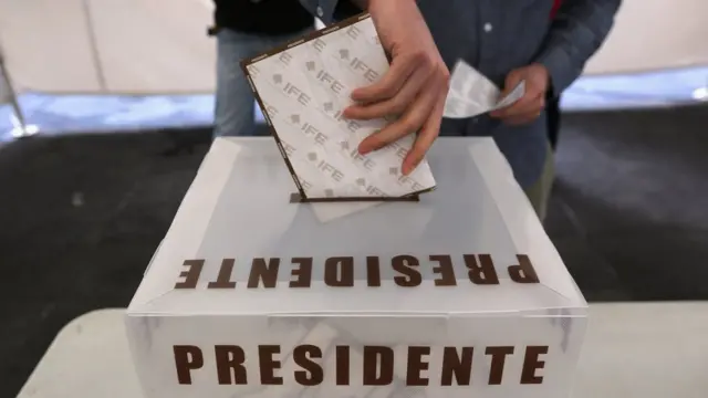 Una persona deja su voto en una urna