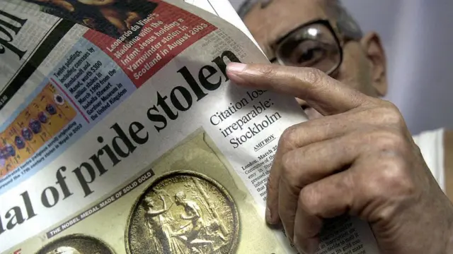 রবীন্দ্রনাথ ঠাকুরের নোবেল পদক চুরি যাওয়ার খবর পড়ছেন এক ব্যক্তি