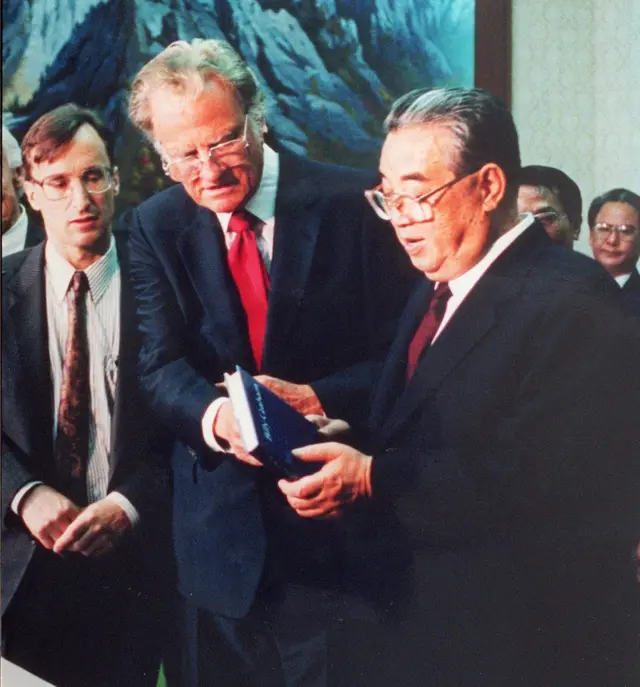 1992년 4월 평양을 방문한 빌리 그레이엄 목사. 김일성 주석에게 성경을 선물했다