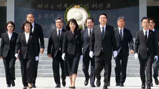 윤석열 대통령과 부인 김건희 여사가 10일 오전 서울 동작구 국립서울현충원 현충탑을 참배한 후 이동하고 있다