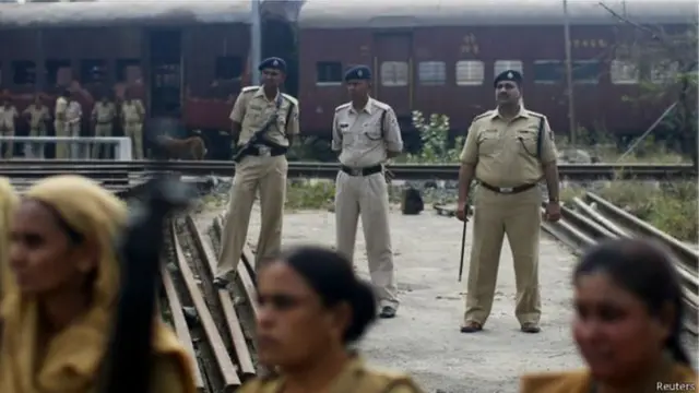 గోధ్రా రైలు దహనం తర్వాత గుజరాత్‌లో అల్లర్లు చెలరేగాయి