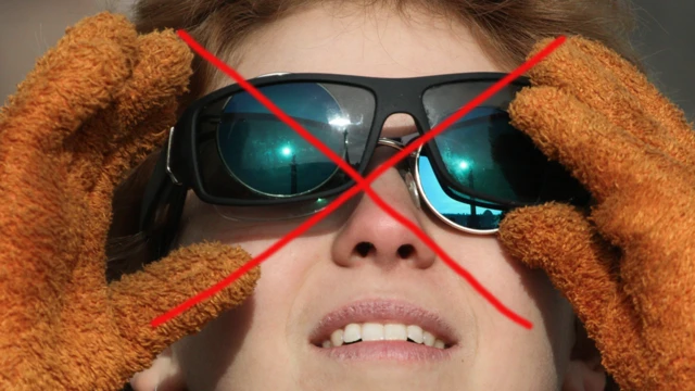 Joven con dos pares de lentes comunes de sol