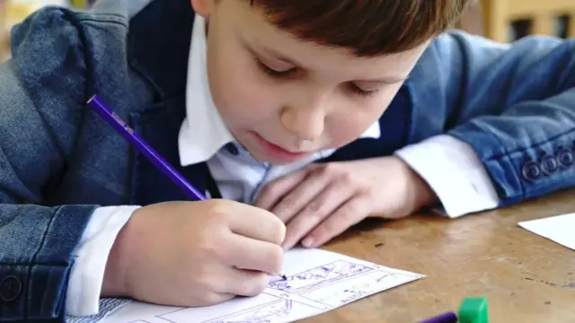 Мальчик пишет