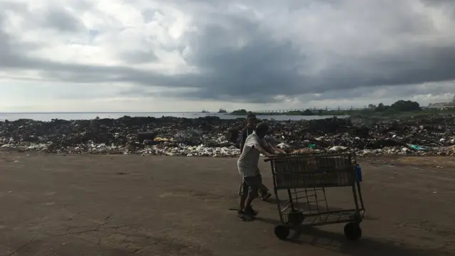 Pessoas caminham ao ladobet fridaylixãobet fridayMaracaibo, na Venezuela