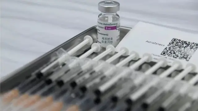 ขวดวัคซีนและหลอดฉีดยา