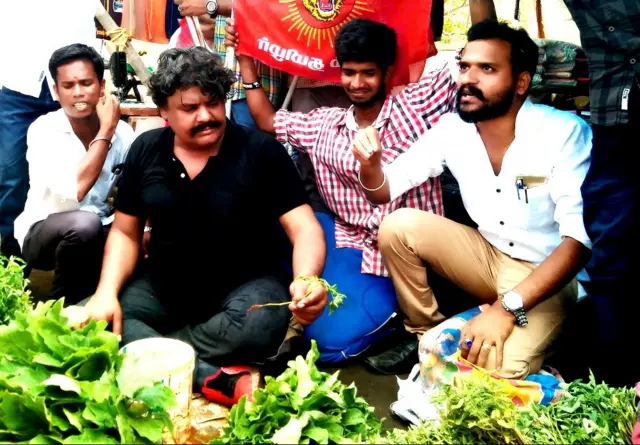 கவனத்தை ஈர்க்கும் வகையில் வாக்கு சேகரிக்கும் மன்சூர்அலிகானுடன் நேர்காணல்