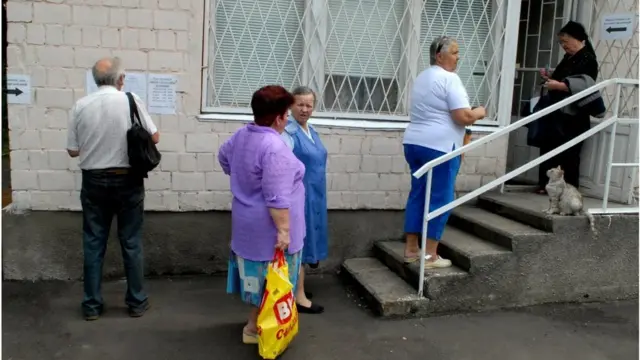 Хтось хоче купувати газ "в один клік", а комусь потрібен паперовий договір і спілкування з іншими клієнтами у черзі