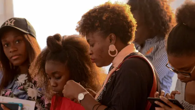 Des femmes portant leurs cheveux naturels.