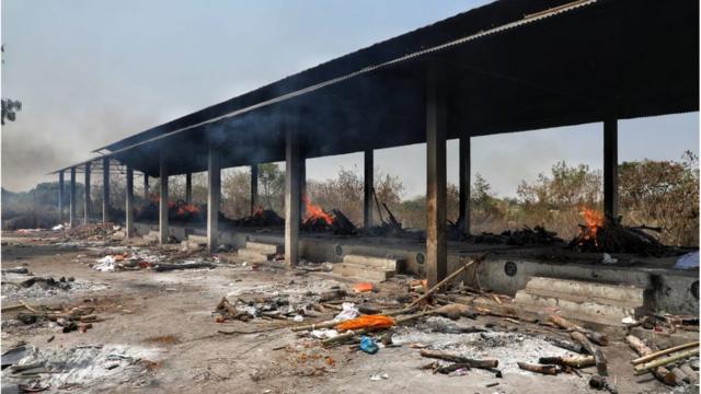 Piras funerárias em chamas em Lucknow