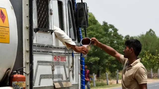 হরিয়ানাতে জাতীয় সড়কে ট্রাকচালকদের ফলের রস খাওয়াচ্ছে নানা স্বেচ্ছাসেবী সংস্থা