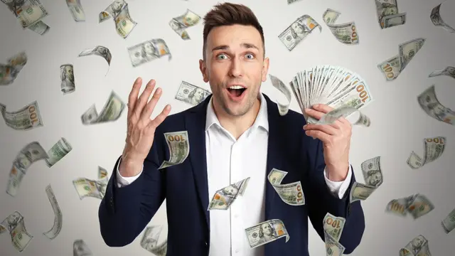 Chico en lluvia de billetes