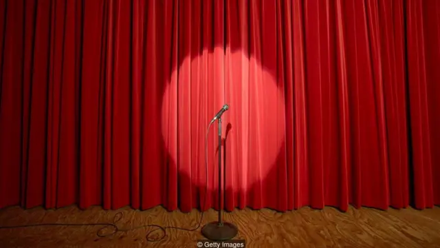 સ્ટેજની પ્રતીકાત્મક તસવીર