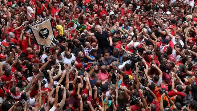 Foto de Lula no meio da multidão no dia em que foi solto, em novembro de 2019. 