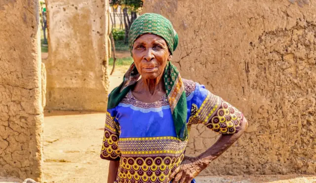 Wata mace tsaye a gaban ginin ƙasa