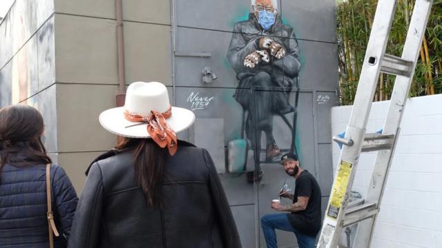 A popularidade do meme ilustrando o senador americano Bernie Sanders usando luvas sem dedos ajudou a levantar US$ 1,8 milhão (cercabet365 vs betanoR$ 9,6 milhões)bet365 vs betanodoações para caridade.