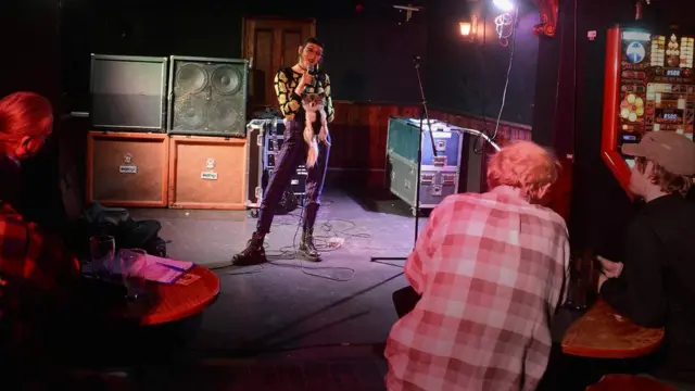 Jasmine presentando su rutina cómica en un club