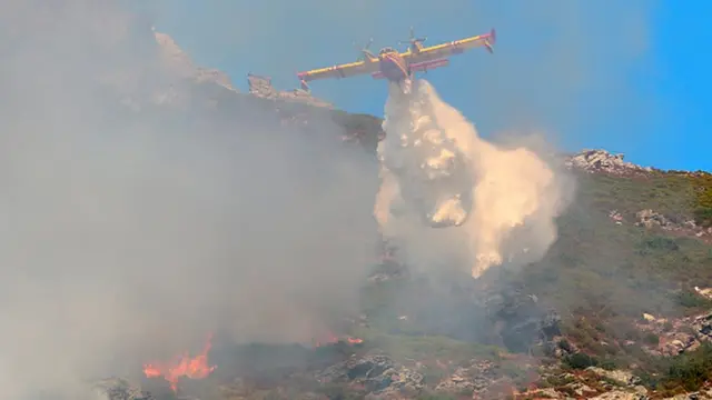 Un avion essaie de circonscrire le feu propagé par la force des vents