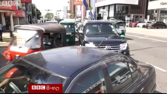 වර්ජන පියවර ආරංචි වීමත් සමඟ පිරවුම්හලක් අසල දසුනක්