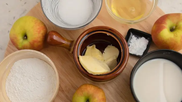 Яблоки, мука, сахар
