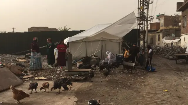 Çadır önünde kadınlar