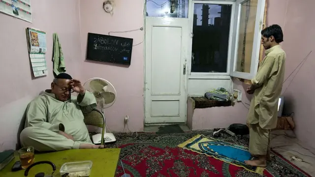 زبلون کابل کې په خپل کور کې داسې حال کې لیدل کېږي چې مسلمان ملګری یې لونځ کوي. (۲۰۰۹ ارشیف تصویر)
