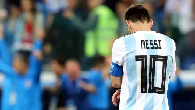 দেশের হয়ে এখন পর্যন্ত কোনো মেজর শিরোপা জিততে পারেননি মেসি