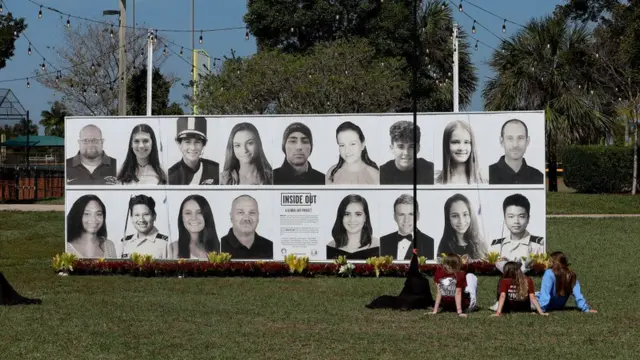 14 estudiantes, incluyendo a Joaquín Oliver, de 17 años, y otras tres personas, fueron asesinados durante el tiroteo en la escuela secundaria Marjory Stoneman Douglas, en PArkland, Florida, el 14 de febrero de 2018.