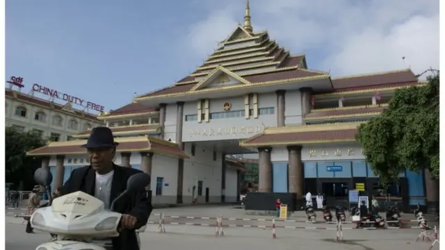 မူဆယ် နယ်စပ်ကနေ တရုတ်ဘက် ကိုဆန်တင်ပို့ခဲ့တာဖြစ်