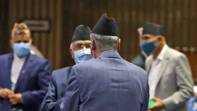 शेरबहादुर देउवालाई बधाई दिँदै केपी शर्मा ओली