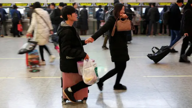 上海虹桥火车站的一对男女（13/1/2017）