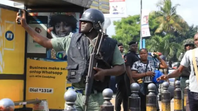 Ọlọpa kan n yin afẹfẹ alata