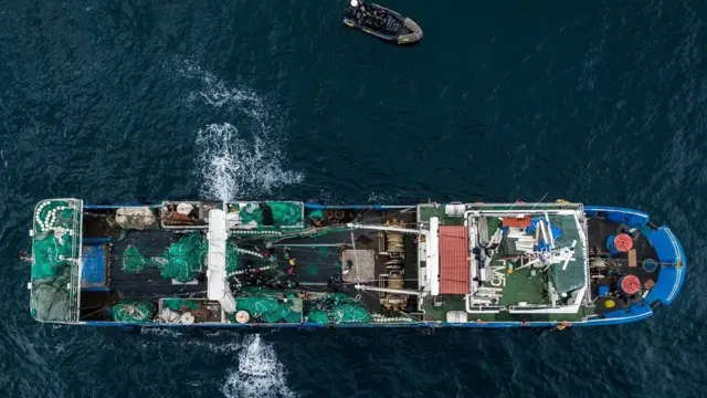 Des centaines de bateaux de pêche étrangers ;légaux et illégaux , sillonnent les eaux de la côte ouest-africaine .