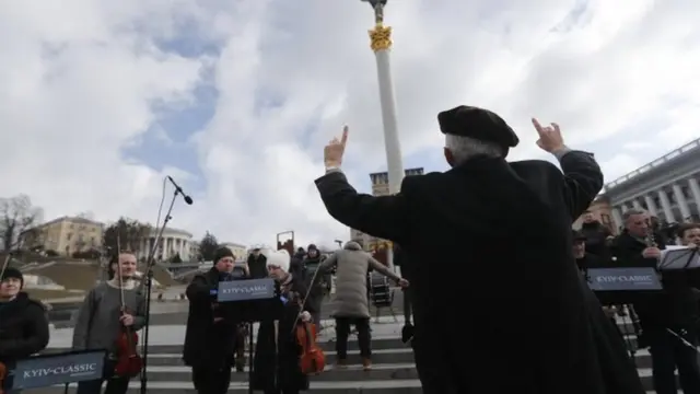 عزفت الأوركسترا أمام جمهور صغير