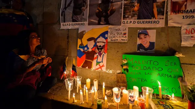 Altar de la oposición en el lugar donde murió Neomar Lander
