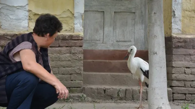 Meštanka Taraša sa rodom u njenom dvorištu