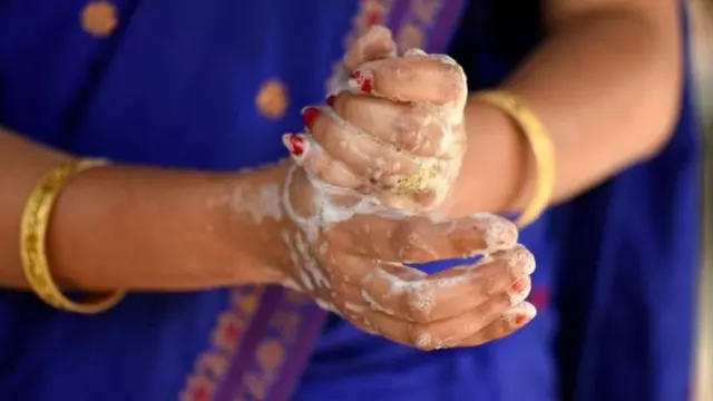 हात धुणे